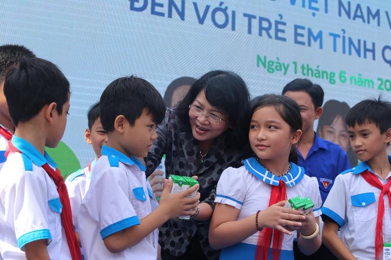 Vinamilk mang niêm vui uống sữa đến với trẻ em Quảng Nam