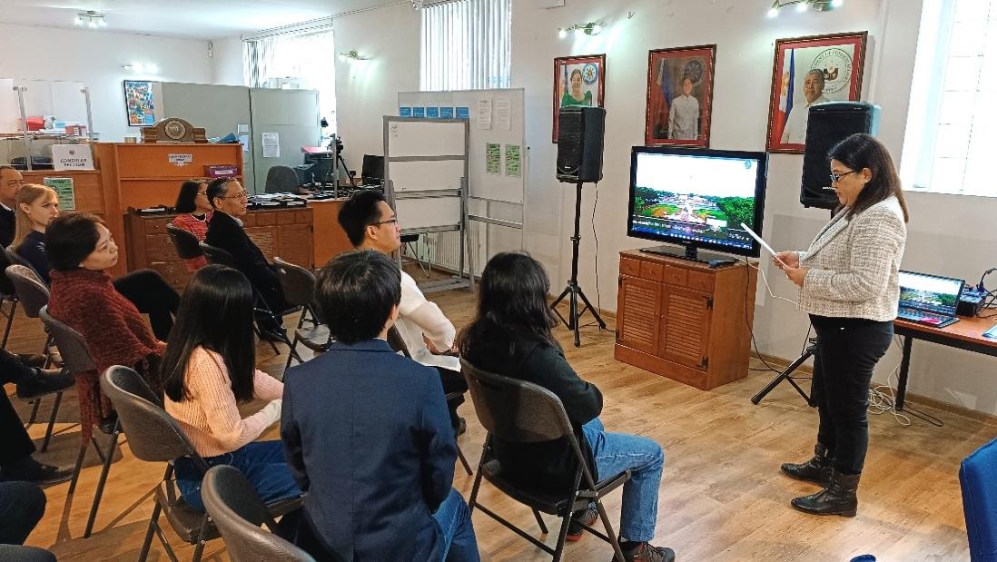 A group of people watching a television

Description automatically generated with low confidence