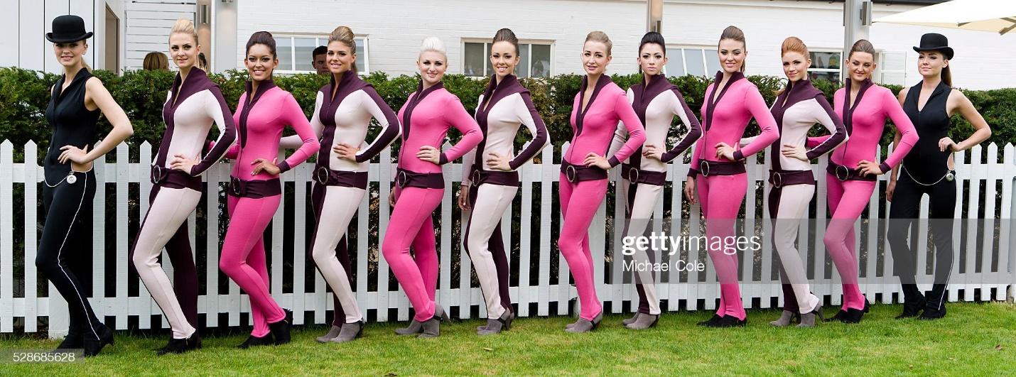 D:\Documenti\posts\posts\Women and motorsport\foto\Getty e altre\grid-girls-at-the-goodwood-revival-meeting-13th-sept-2013-picture-id528685628.jpg