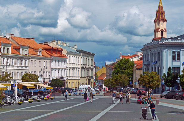 Lithuania-Vilnius-view-of-main-square-MKlimenta-618-pixels.jpg