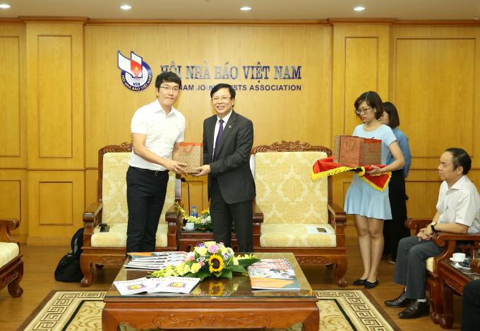 Đồng chí Hồ Quang Lợi, Phó Chủ tịch Thường trực Hội Nhà báo Việt Nam trao quà lưu niệm cho phóng viên Lee Yong Chul và các thành viên khác trong đoàn. Ảnh: Sơn Hải
