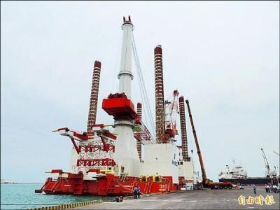 中國籍大型工作平台船「華電1001號」昨停泊台中港，儘管政府單位將安排國安檢查，但立委仍質疑有國安疑慮，憂心台海水文資料外流。（記者歐素美攝）