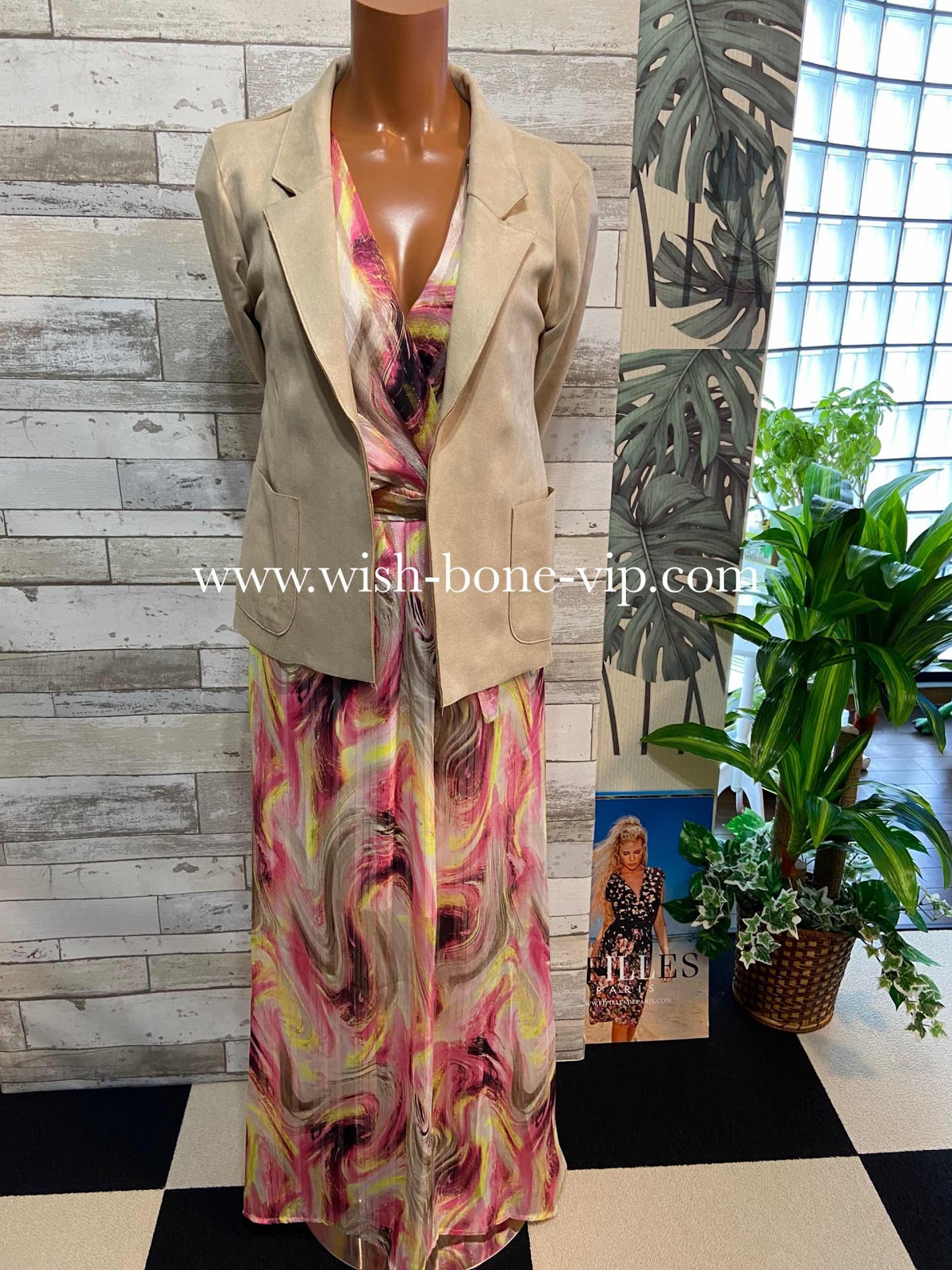フィフィーユのロングドレス｜インポートのマキシワンピースとベージュのジャケットのコーデ