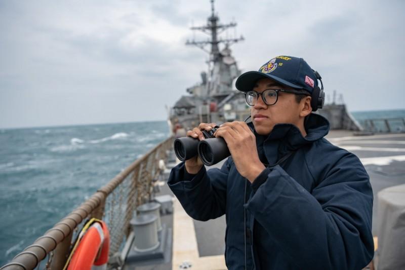 貝瑞號的水手在軍艦通過台灣海峽之際,於直升機甲板眺望。(圖:擷取自美國海軍太平洋艦隊臉書)