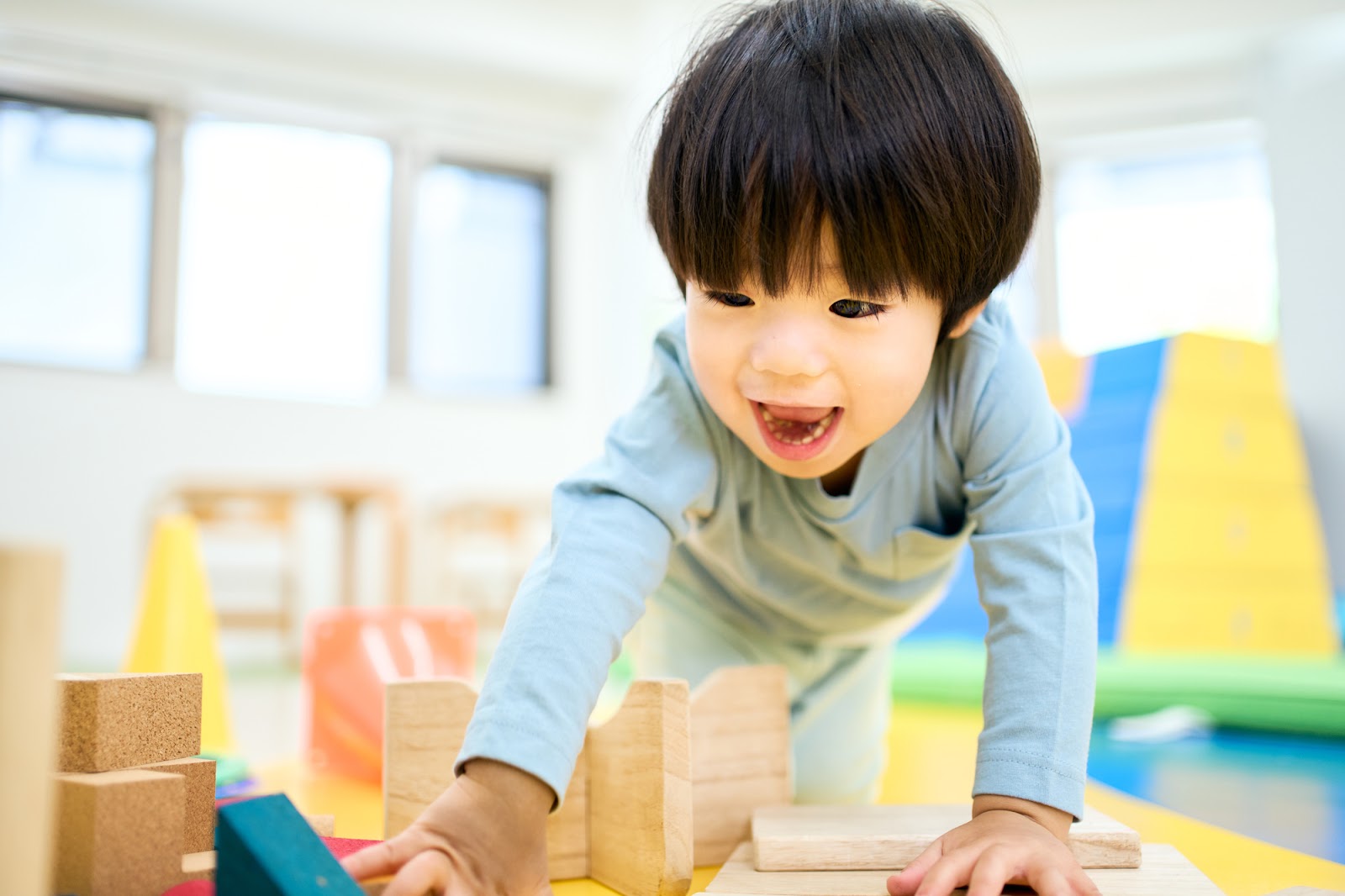 幼稚園教諭が教える「2歳の遊び一覧」室内と屋外別に紹介