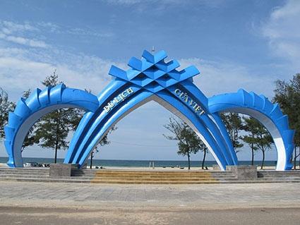 Biển Cửa Việt ng&amp;agrave;y c&amp;agrave;ng thu h&amp;uacute;t kh&amp;aacute;ch du lịch.
