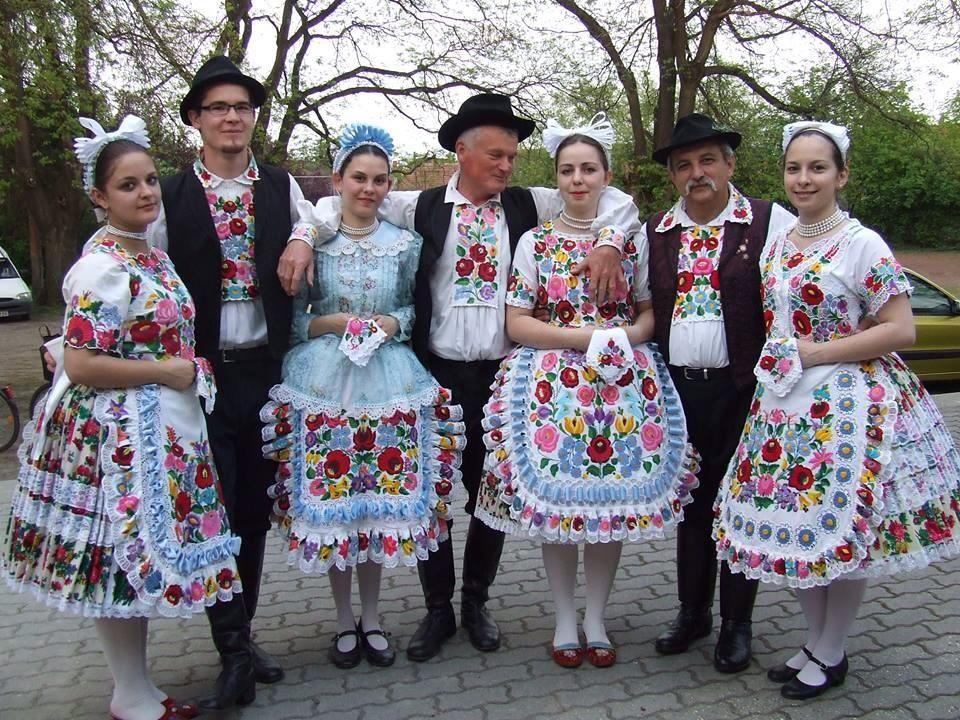 Kalocsai népviselet | Hungarian embroidery, Fashion jewerly, Folk costume