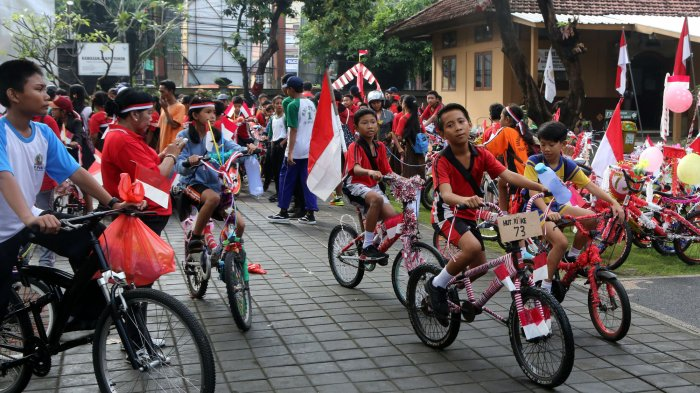 Cara Menghias Sepeda Anak dengan Tema Merah Putih