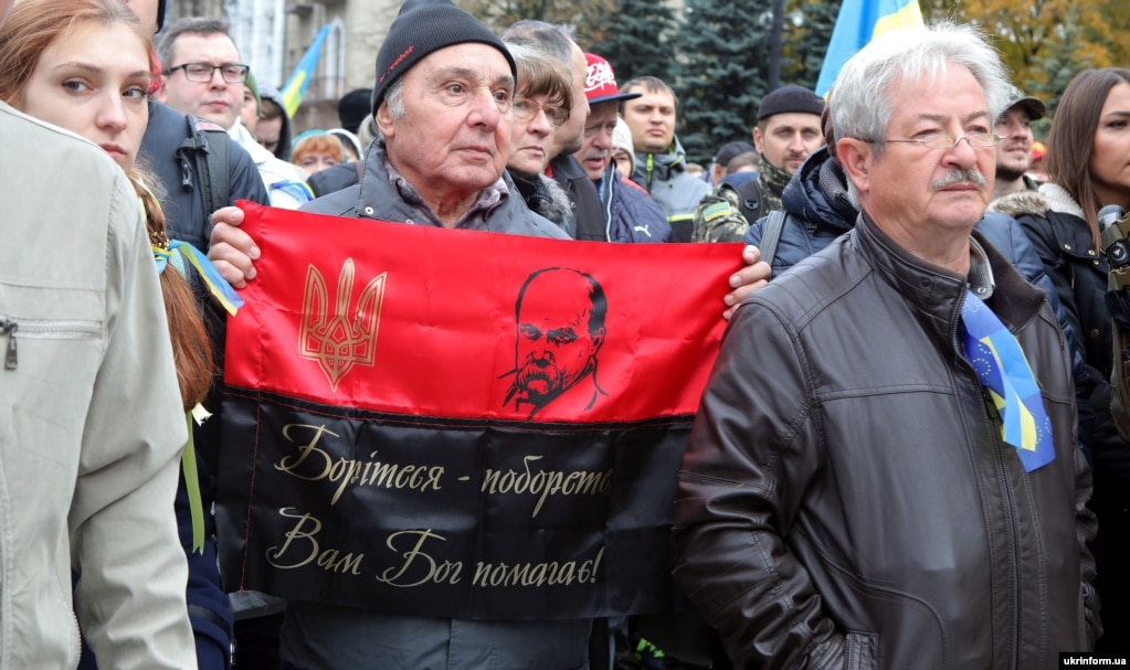 Учасники акції протесту «Зупинимо капітуляцію!» проти підписання українською владою «формули Штайнмаєра» щодо Донбасу. Харків, 6 жовтня 2019 року