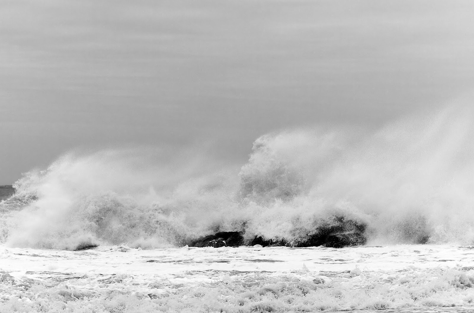  Rough sea waves which can drown boats