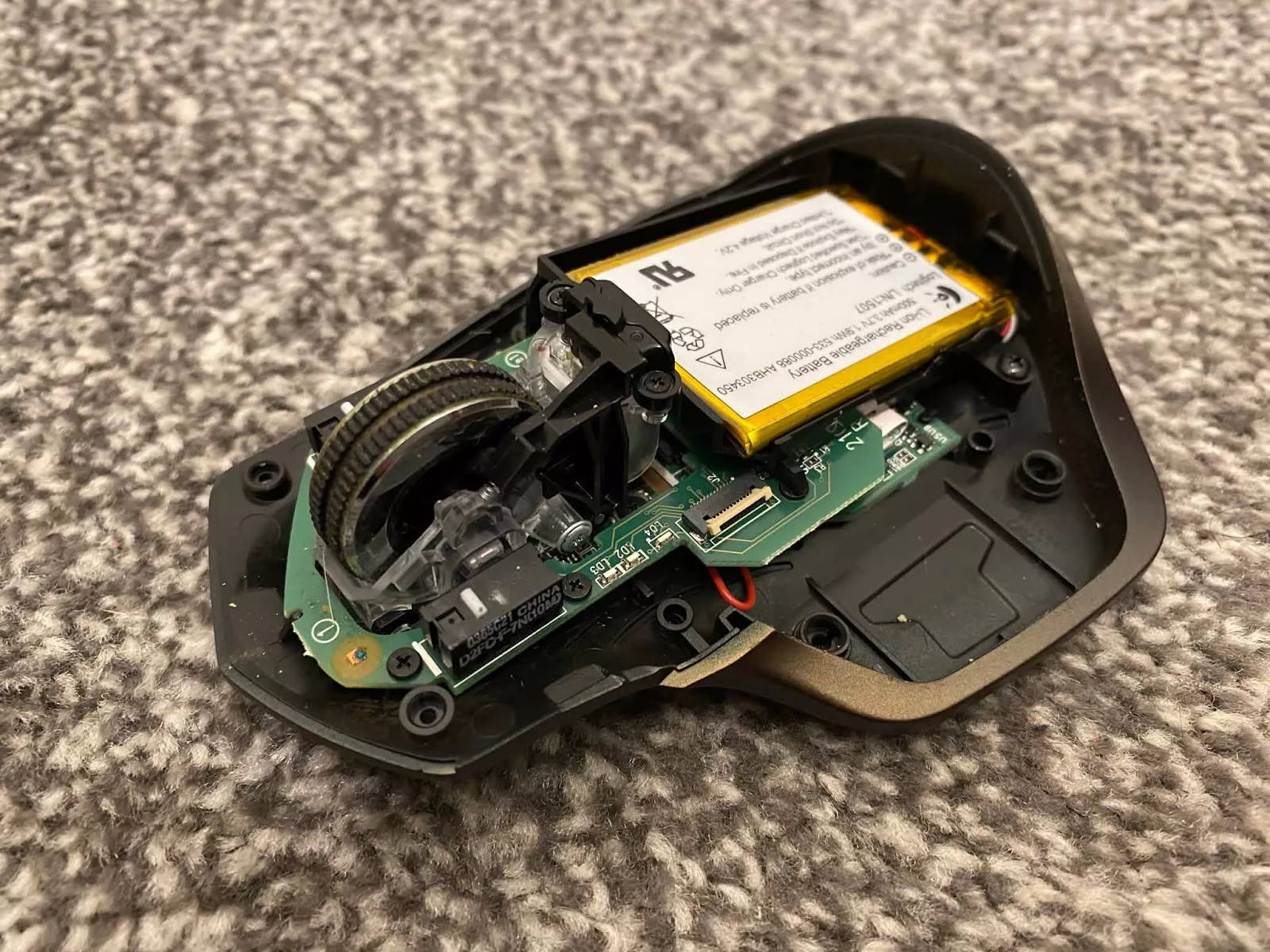 The inner workings of a gaming mouse don’t allow for a vibration function as a controller does.