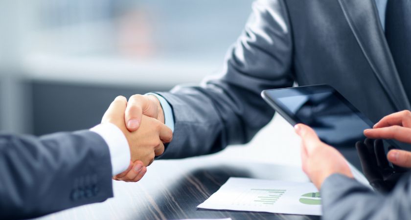 Để vay vốn tín chấp ngân hàng online, bạn cần đáp ứng điều kiện mà ngân hàng đó đề ra