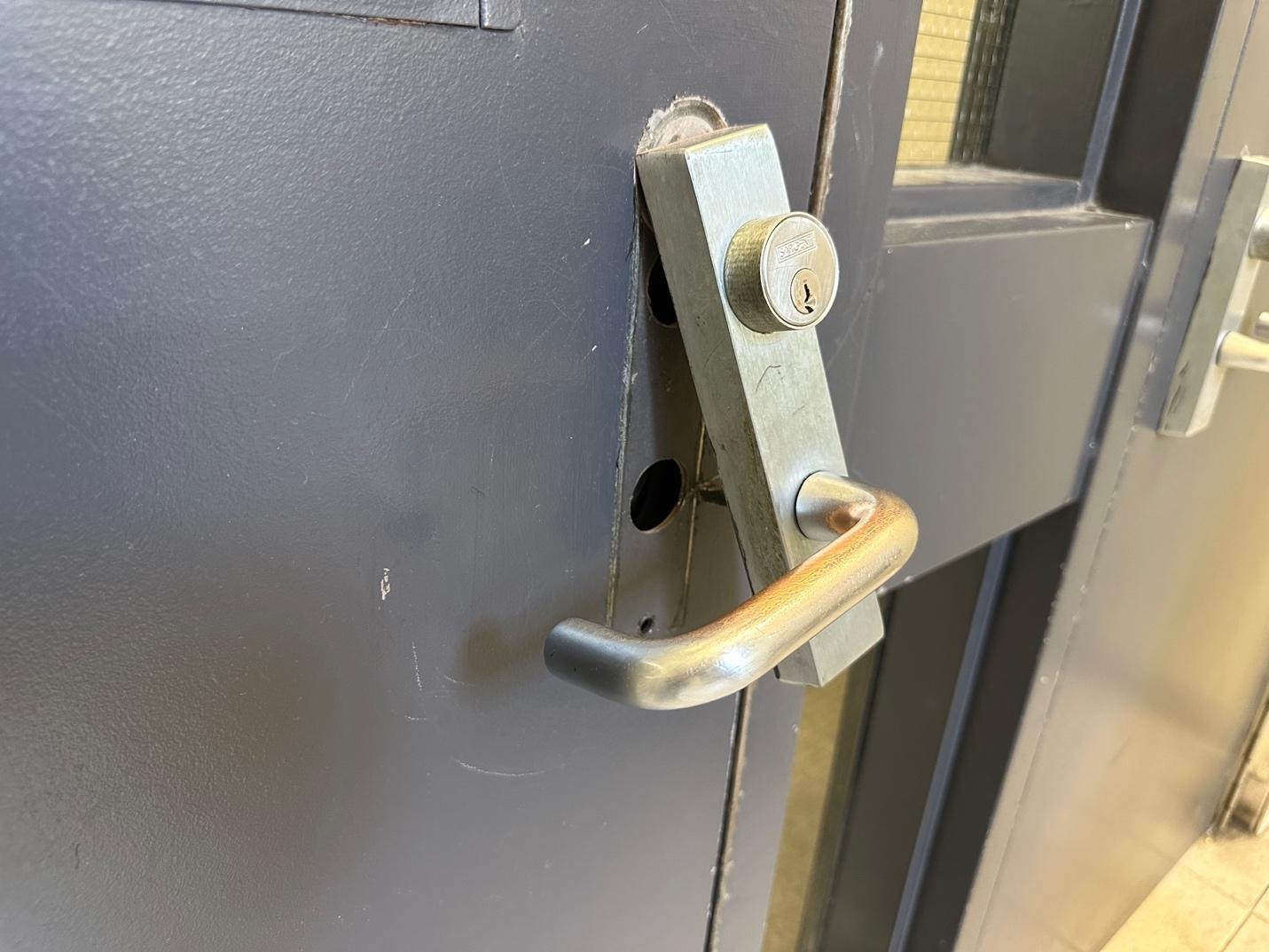 A door handle on a door

Description automatically generated with low confidence