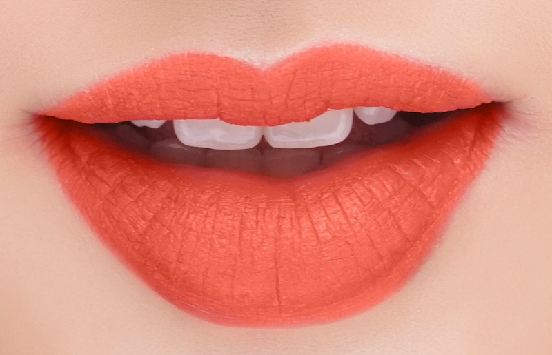 Nhiều chị em thường có thắc mắc, không biết xăm môi màu đỏ cam giữ được bao lâu? Có bền màu hay không?