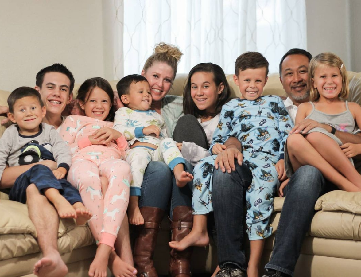 the couple and the 7 siblings are hanging out on the couch together