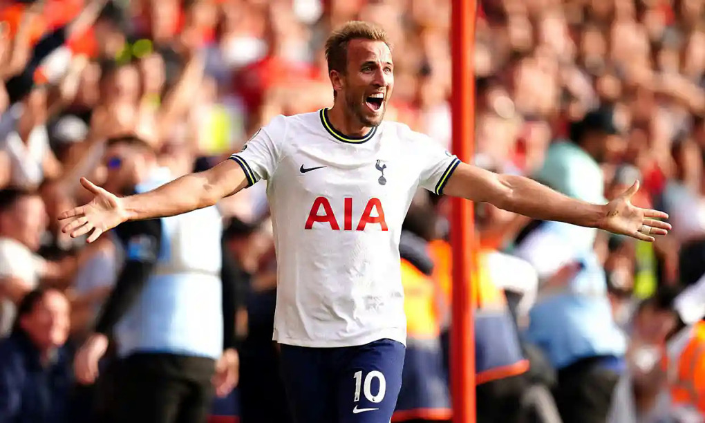 Harry Kane cùng đội tuyển Tottenham thay đổi cục diện top 4 thi đấu.