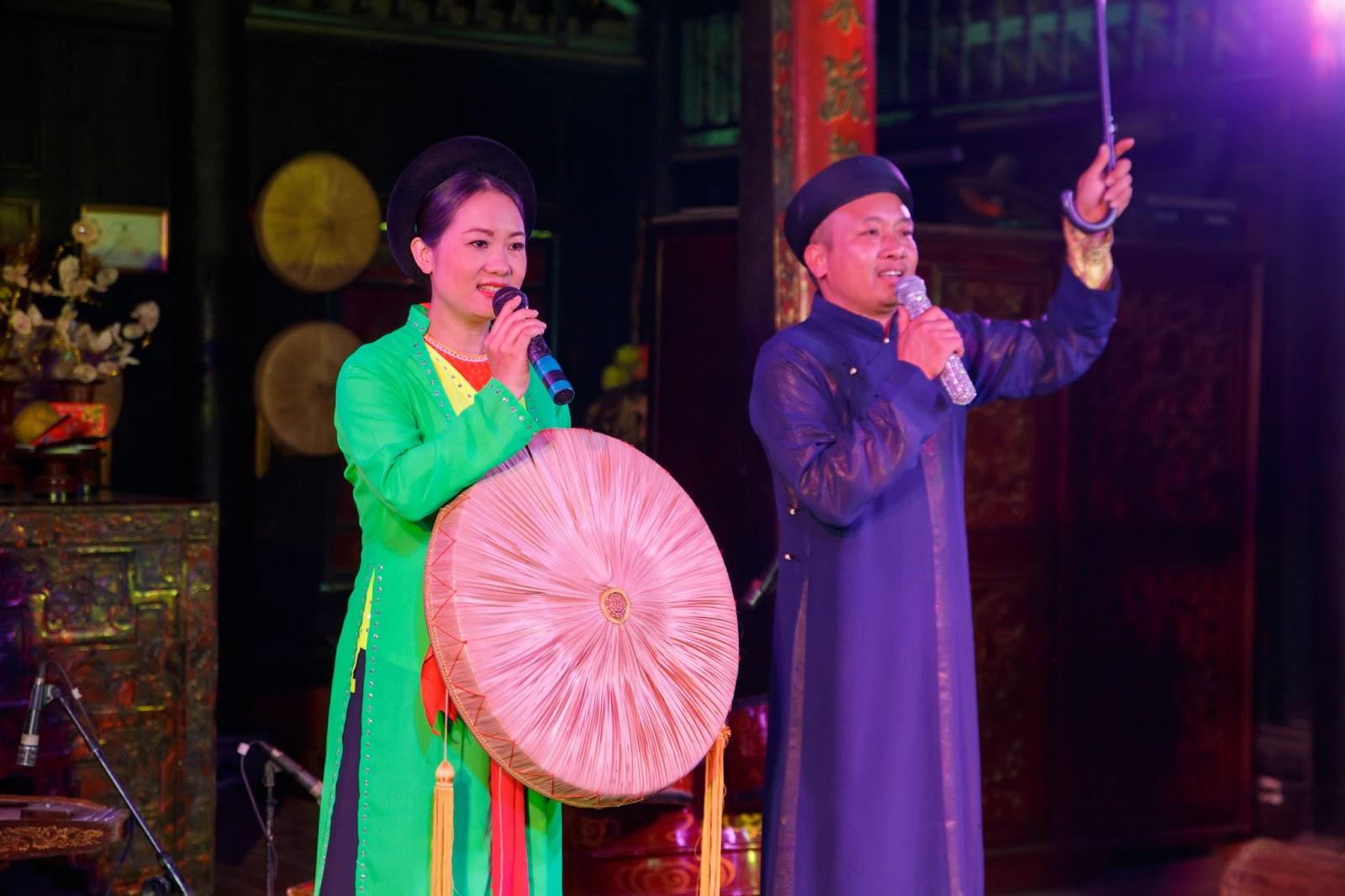 Nghe dân ca và nhạc cổ truyền Việt Nam tại Đình làng