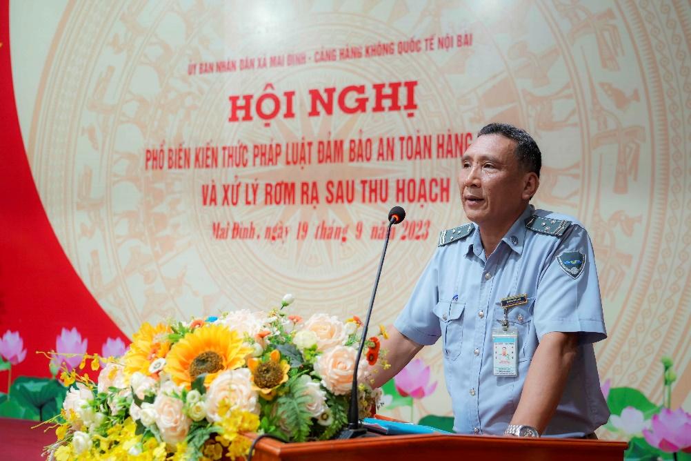 2 Ông Trương Hữu Linh - Trưởng phòng Giám sát an toàn Cảng vụ hàng không miền Bắc cảm ơn sự hợp tác của người dân