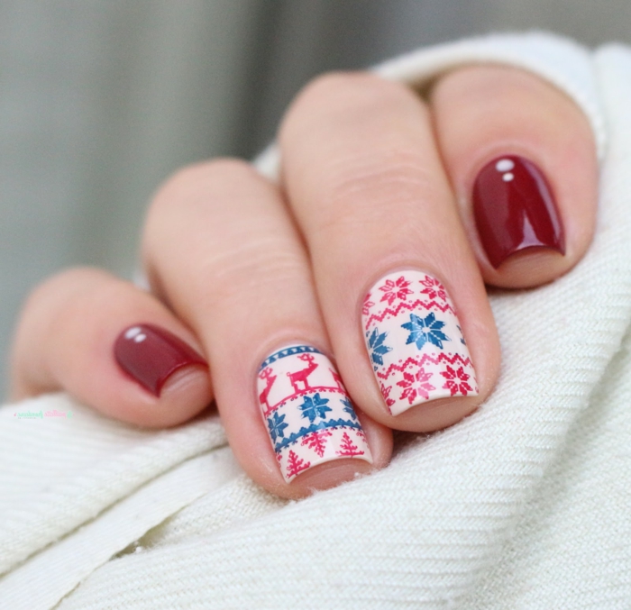 Idee für Winternägel, rote und blaue Rentiere und Sterne auf weißem Grund, eckige Nagelform