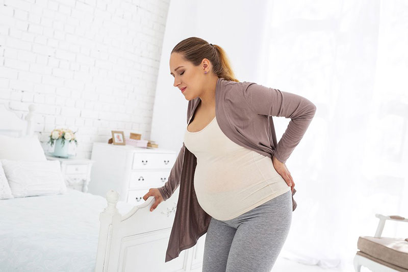 Xuất hiện cơn đau lưng là một trong những dấu hiệu của mang thai