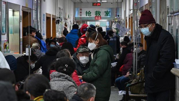 2020年1月25日,武汉市红十字会医院内挤满了等待医治的肺炎患者。 (法新社)