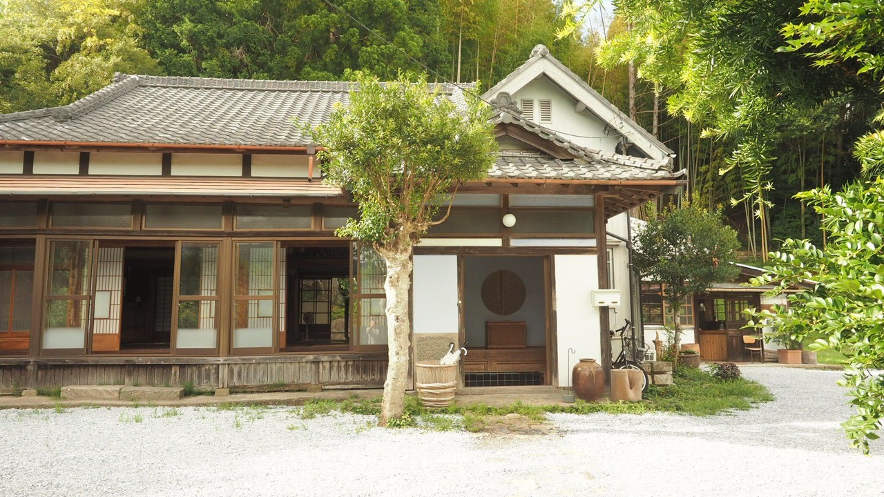 建物の前の家

自動的に生成された説明