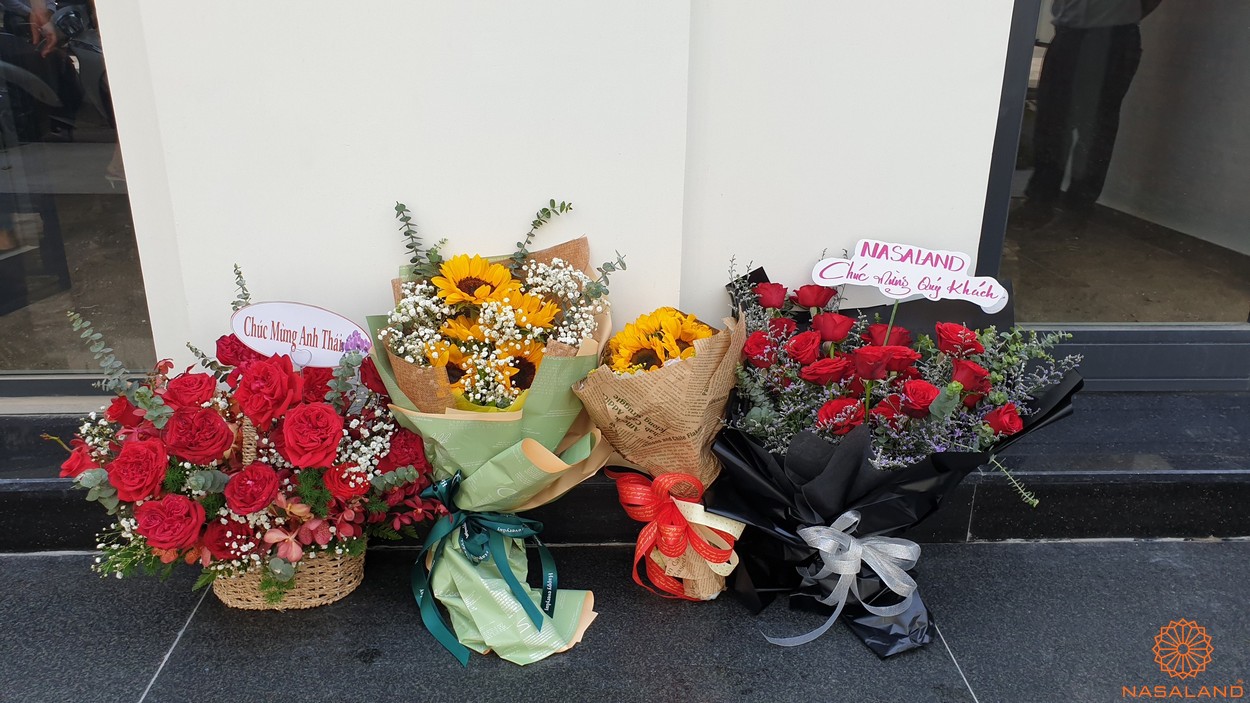 Nhận nhà The Manhattan Vinhomes cùng Nasaland - Những bó hoa dành tặng đến quý khách