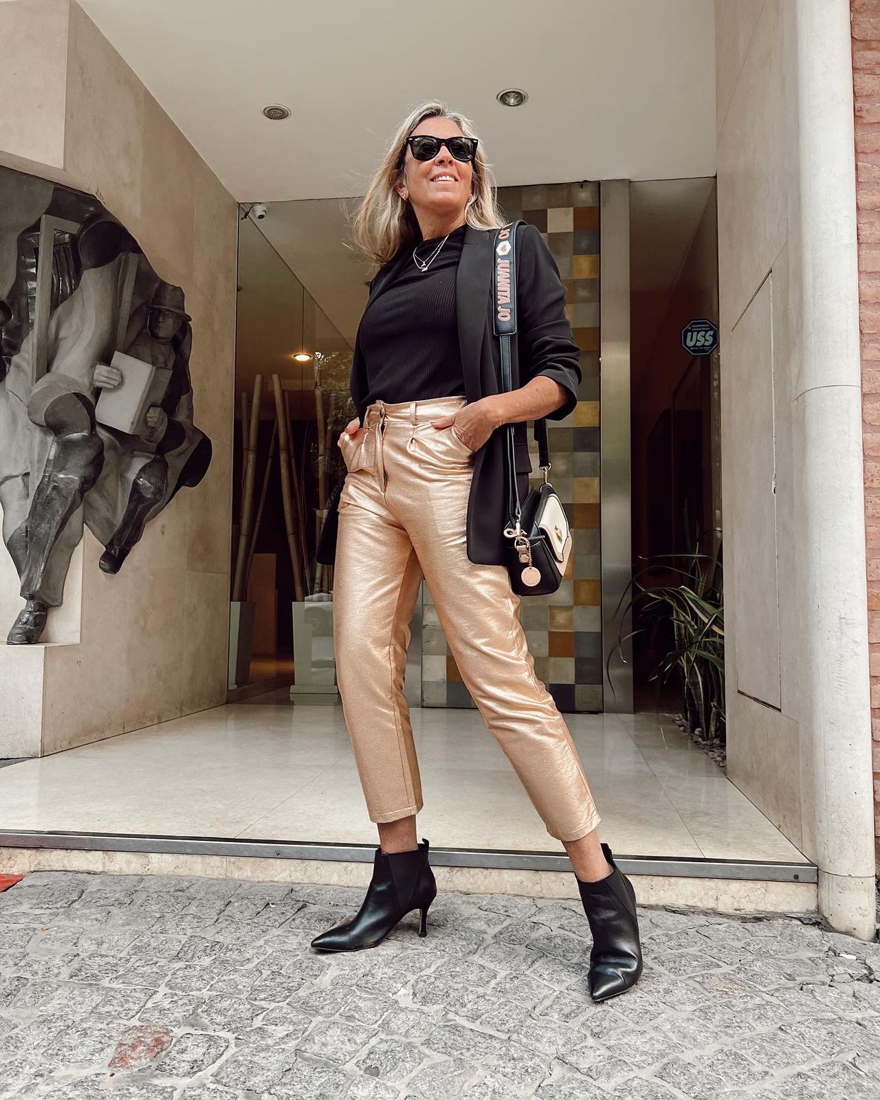 Sandra Linares, moda +50, asesora de imagen, Moda, Lenguaje universal, Estilo único, Evolución de la moda, Outfits, Estilo personal, Tips para lograr un look aesthetic, Prendas formales, Prendas informales, Jean, Remera blanca, Look elegante, Stilettos, Blazer, Cartera chic, Traje sastrero, Remera lisa, Zapatillas, Kimono, Sweater, Camisa contratono, Blazer, Accesorios, Pulseras, Sombreros, Pantalones chupines, Pantalones rectos, Técnica de arremangar pantalones, Remera dentro del pantalón, Camisa dentro del pantalón, Estilizar la figura, Arremangarse las mangas, Cabello, Maquillaje sutil, 