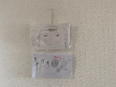 子供の絵の飾り方 おしゃれなアイデアや100均アイテムで思い出を飾ろう ママのためのライフスタイルメディア