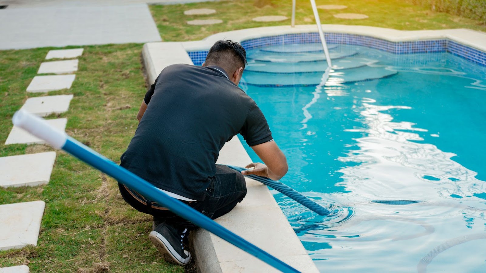how to vacuum a pool