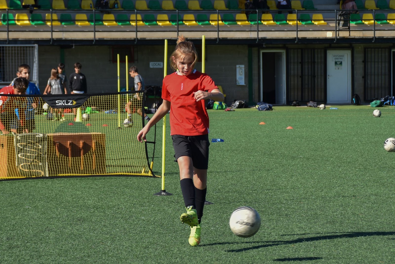 Nuestro cuerpo técnico hace hincapié en el dominio de la pierna "menos buena" para que los jugadores/as adquieran mayores destrezas. 