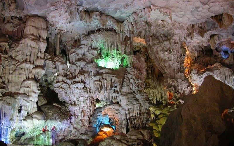 Alt: Động Thiên Long Cát Bà