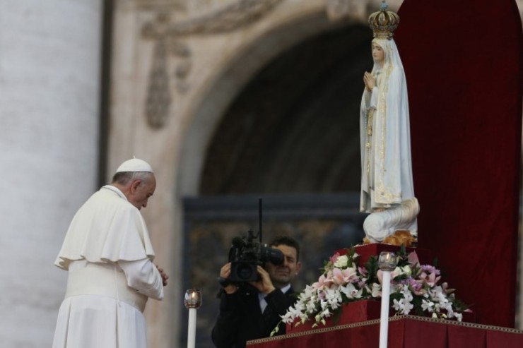 Pope Francis praying in front of Our Lady of Fatima statue