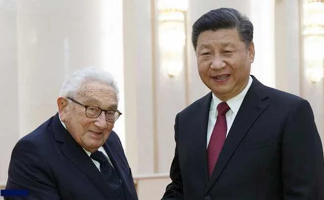 CÚ ĐÊM KISSINGER, KẺ THÙ CỦA NƯỚC MỸ HIỆN NAY VÌ CHỦ TRÌ LẬT ĐỔ TỔNG THỐNG TRUMP BẰNG GIAN LẬN BẦU CỬ, GIÚP TÀU CỘNG THÔN TÍNH TOÀN CẦU 