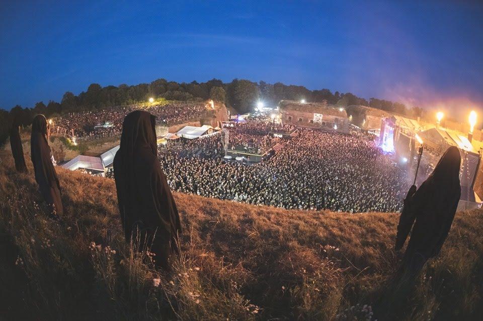 Obsah obrázku obloha, exteriér
Popis byl vytvořen automaticky