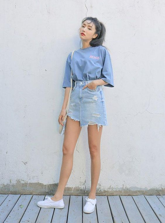 Khoe dáng đẹp, eo thon với cách mix giữa áo thun Unisex và chân váy bò