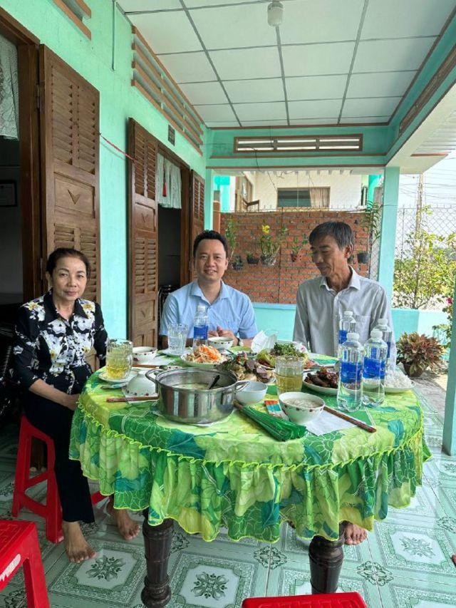  Luật sư Ngô Ngọc trai về thăm gia đình tử tù Hồ Duy Hải ở Long An