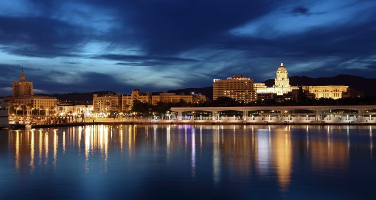 planes en Málaga de noche