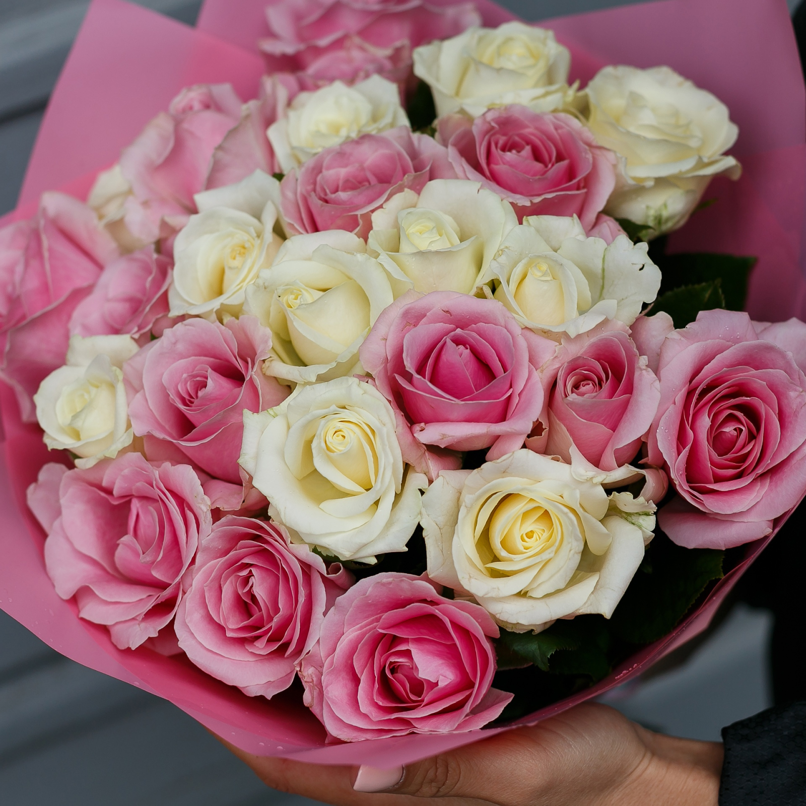 Розы белые с розовыми розами цветы энгельс с доставкой недорого