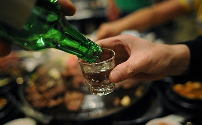 Thường xuyên uống rượu bia sẽ làm suy giảm chức năng gan