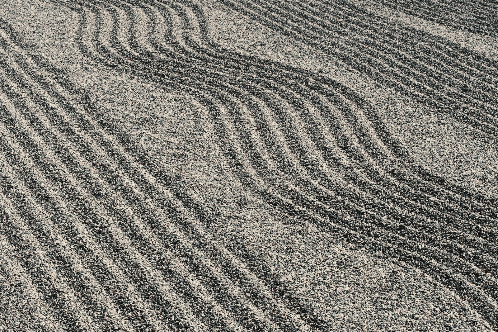 Patterns in raked gravel
