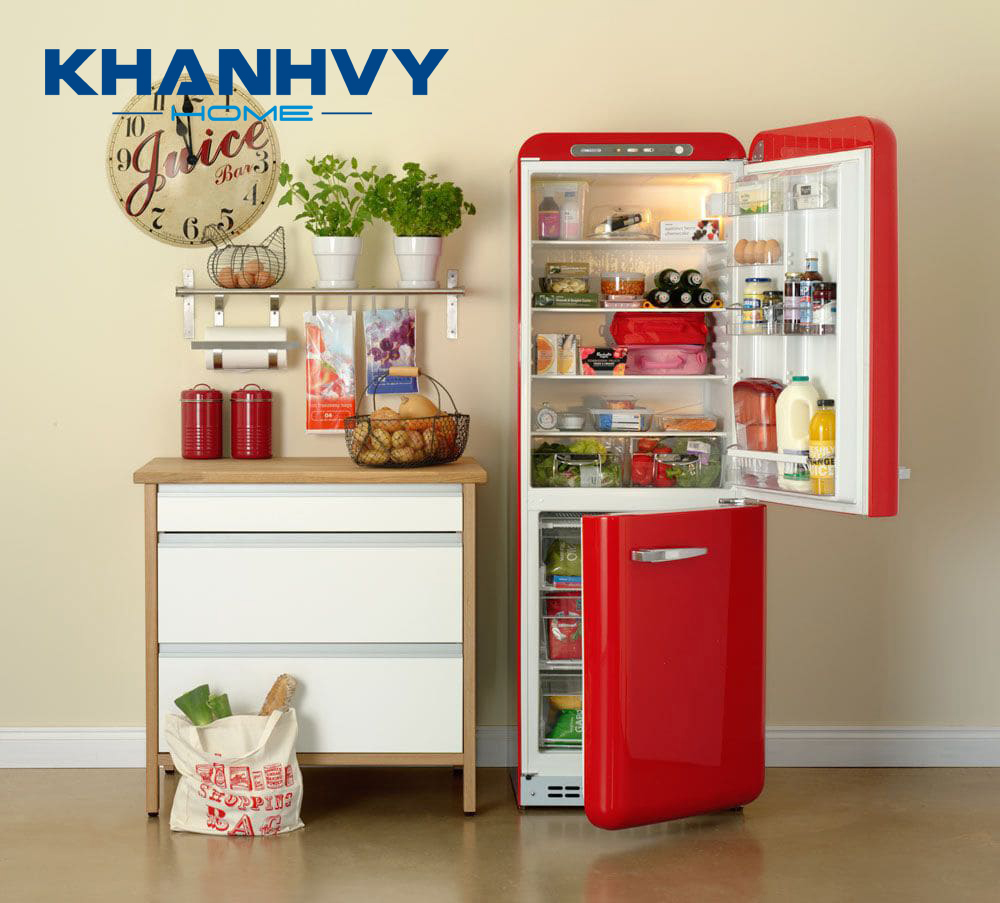 Không gian chứa thực phẩm của tủ lạnh Smeg rất rộng rãi, có thể xếp được nhiều đồ