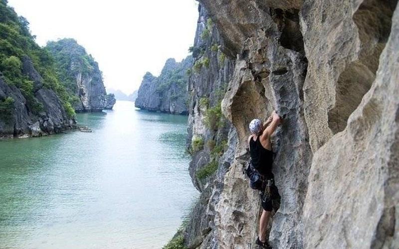 Điểm leo núi tại Cát Bà thuộc thôn Liên Minh