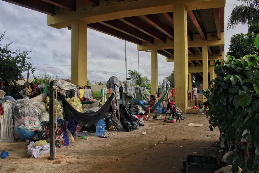 Viaduto governador Plínio Coelho serve de moradia para refugiados (Foto:Alberto César Araújo/Amazônia Real)