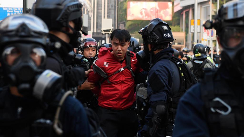2019年12月1日，一些港人在街头举行“勿忘初心”大游行期间，有示威者被捕。