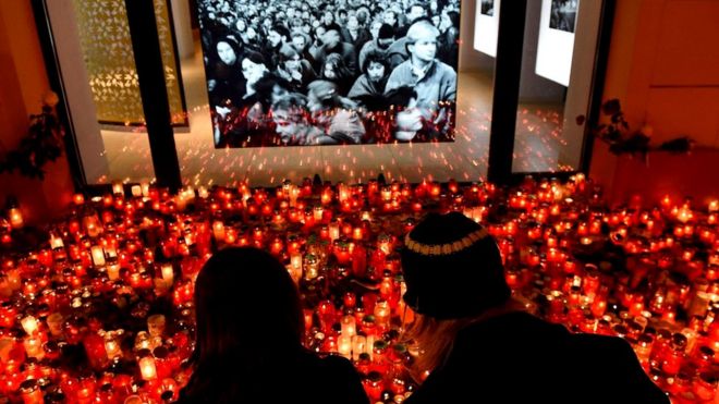 Свечи к мемориалу Бархатной революции в Праге. В 1989 году власть коммунистов в Чехословакии пала - еще одно подтверждение "правила 3,5%", выведенного Ченовет