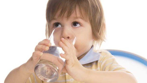 Cha mẹ nên cho con uống nhiều nước hơn