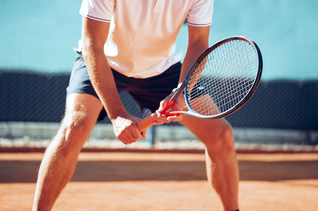 Người chơi cần chú ý tư thế cầm vợt khi chơi tennis