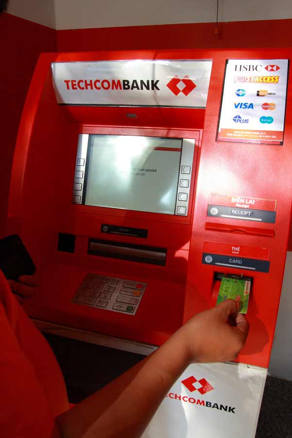 Rút tiền từ thẻ tín dụng thông qua cây ATM
