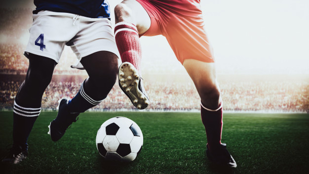 Jogadores de futebol de futebol competição de equipe vermelho e azul no estádio do esporte Foto Premium